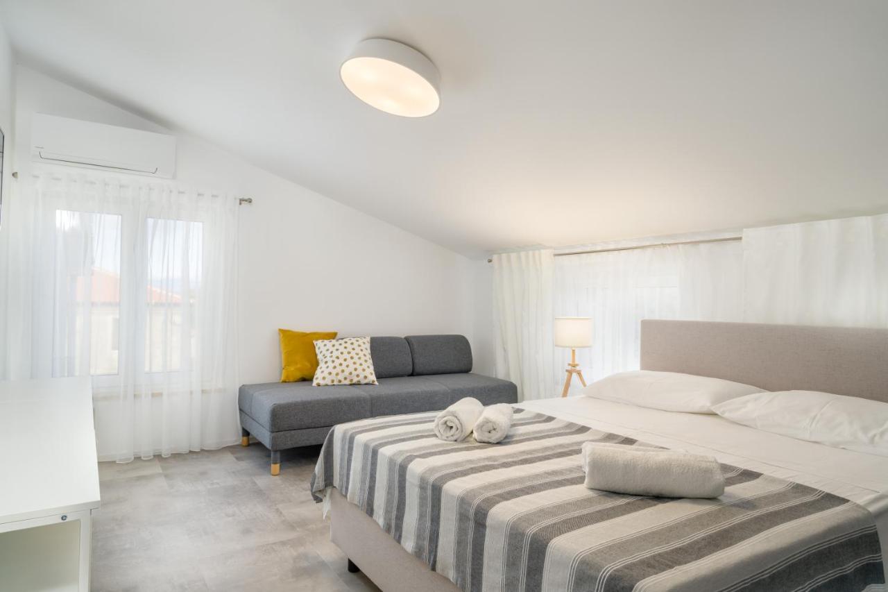 Apartmani Ana 2 I 3 Malinska Exteriör bild